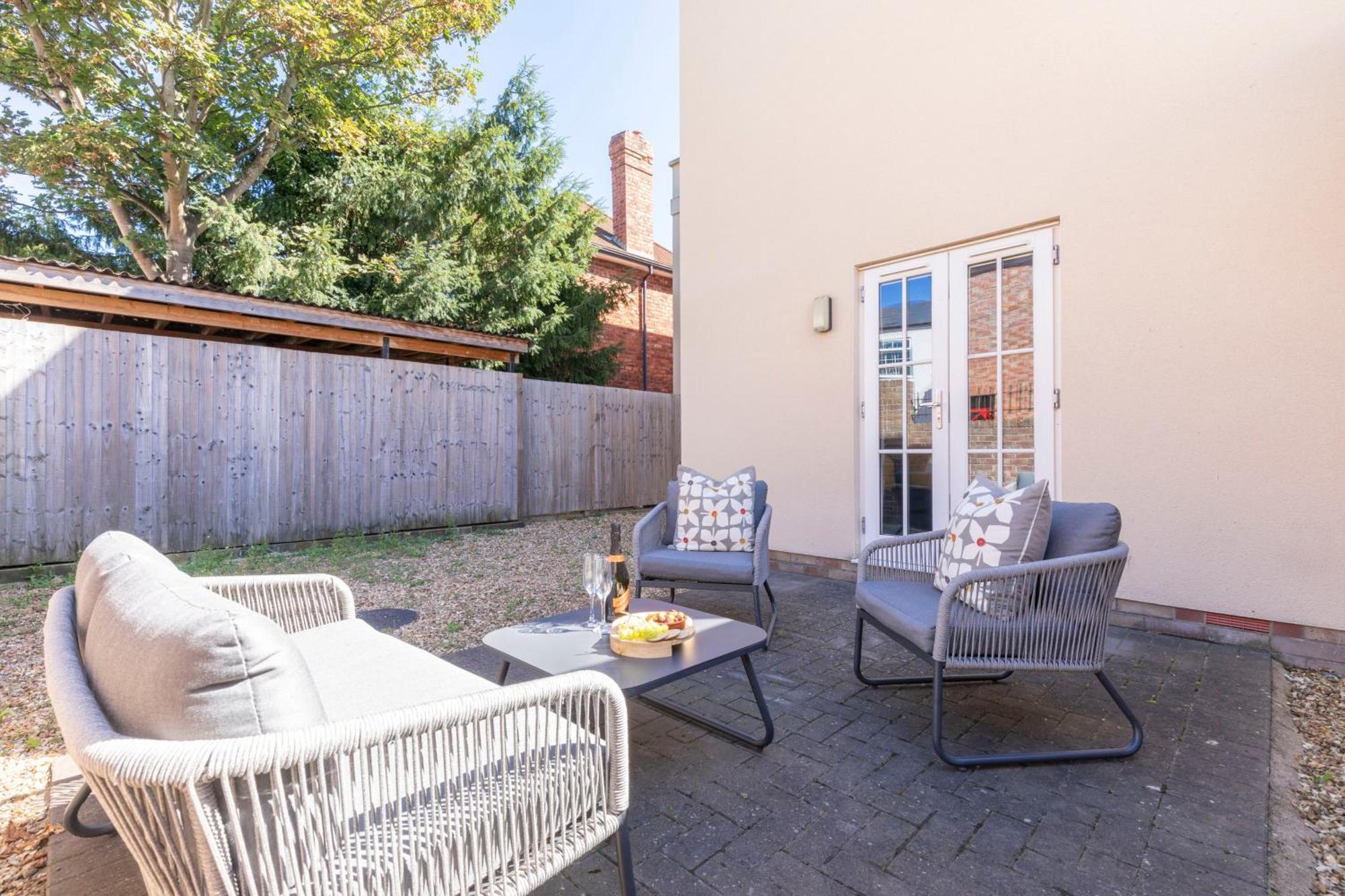 Elliot Oliver - 2 Bedroom Garden Apartment With Parking Cheltenham Extérieur photo